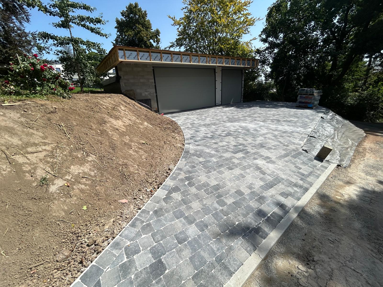 Allée pavée & garage à Neupré — chantier de aménagement réalisé par Bryan Prevot