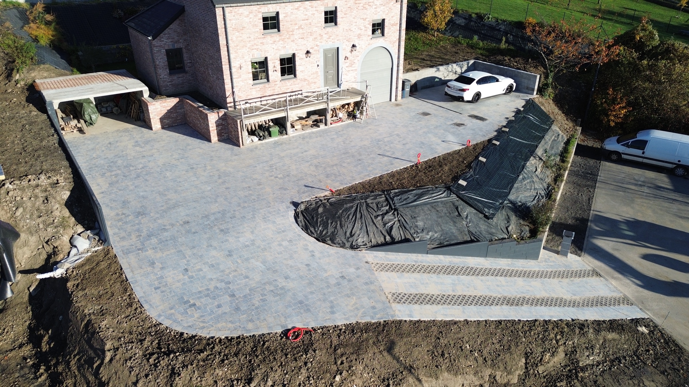 Cour pavée en pierre bleue belge à Comblain-au-Pont — chantier de aménagement réalisé par Bryan Prevot