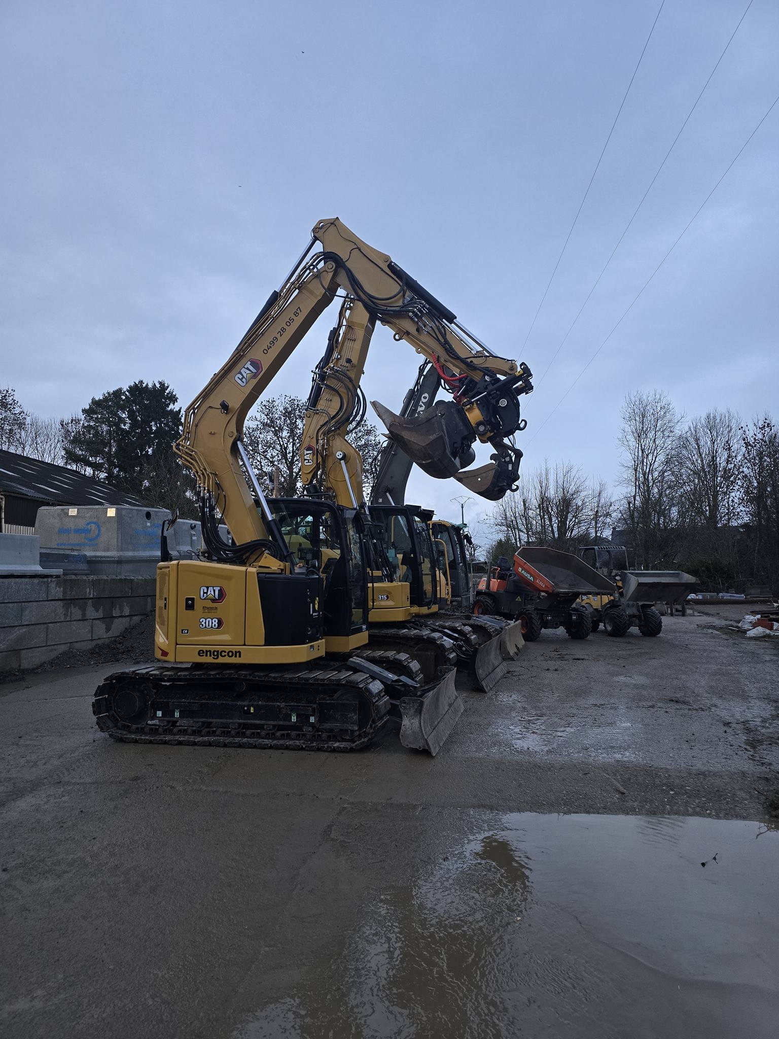 Bryan Prevot et son équipe avec leurs engins sur un chantier de terrassement près d'Anthisnes