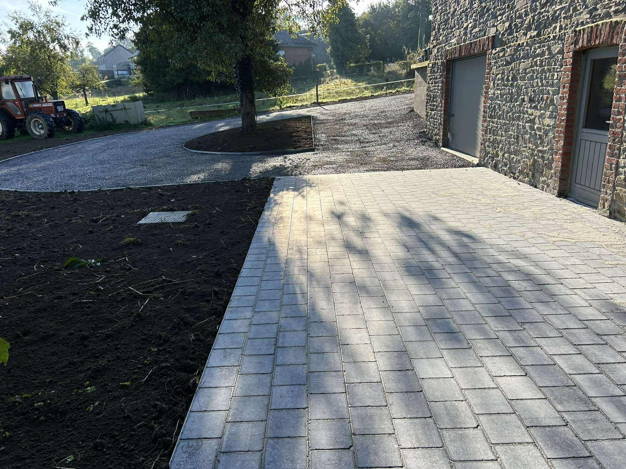 Terrasse pierre bleue & allée klinkers à Anthisnes — chantier de aménagement réalisé par Bryan Prevot